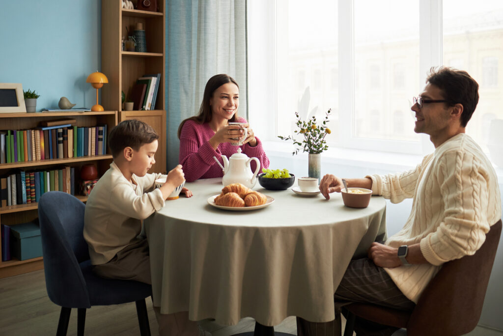 Семья завтракает дома