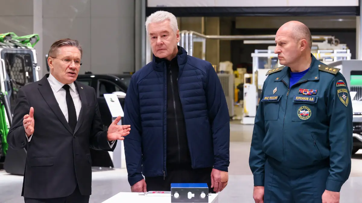 Гендиректор госкорпорации «Росатом» Алексей Лихачев, мэр Москвы Сергей Собянин и глава МЧС России Александр Куренков во время осмотра хода строительства заводов по производству аккумуляторных батарей