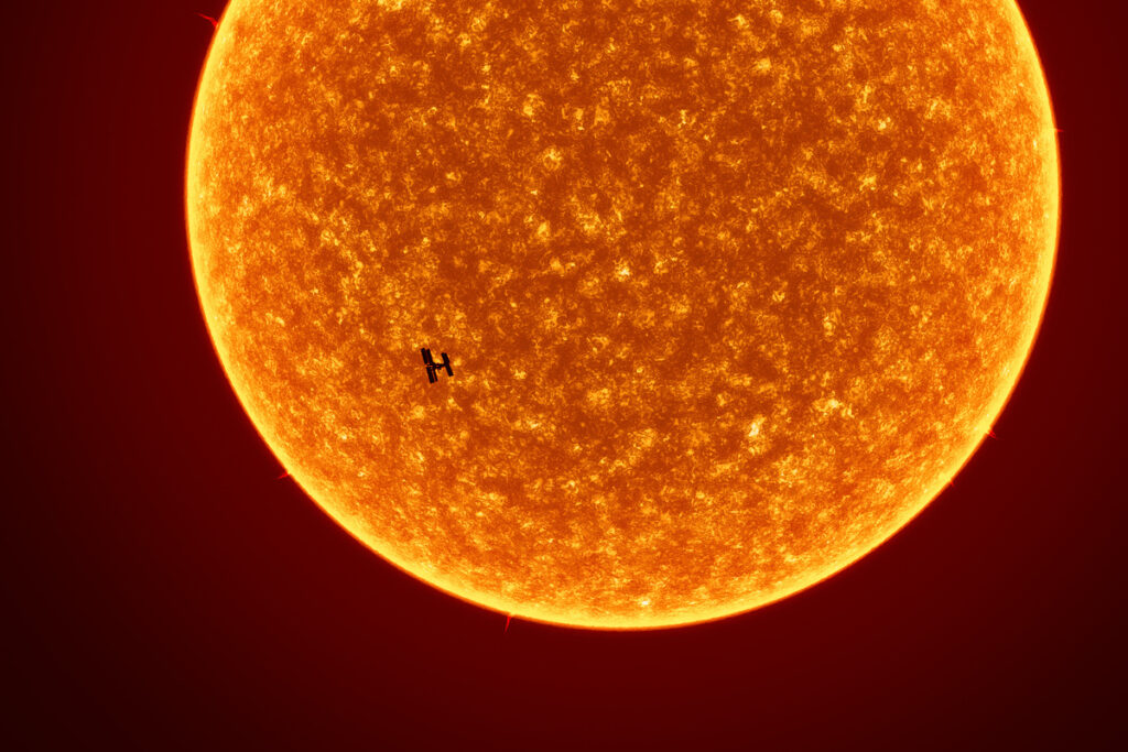 Солнце и Международная космическая станция