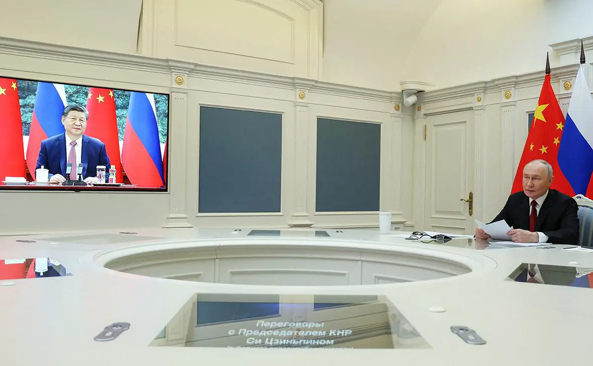 Владимир Путин и Си Цзиньпин во время переговоров (Вячеслав Прокофьев / Sputnik / Reuters)