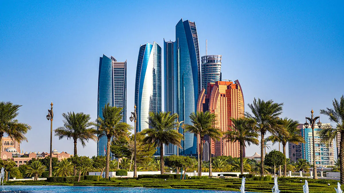 Два человека погибли в Абу-Даби при падении обломков ракеты