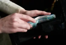 SuperJob Эксперт разъяснил сбор денег на офисные подарки ekspert razyasnil sbor deneg na ofisnye podarki-pux-su-0