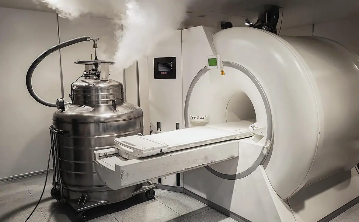 Добавление гелия в аппарат МРТ (Piyorot.s / Shutterstock)