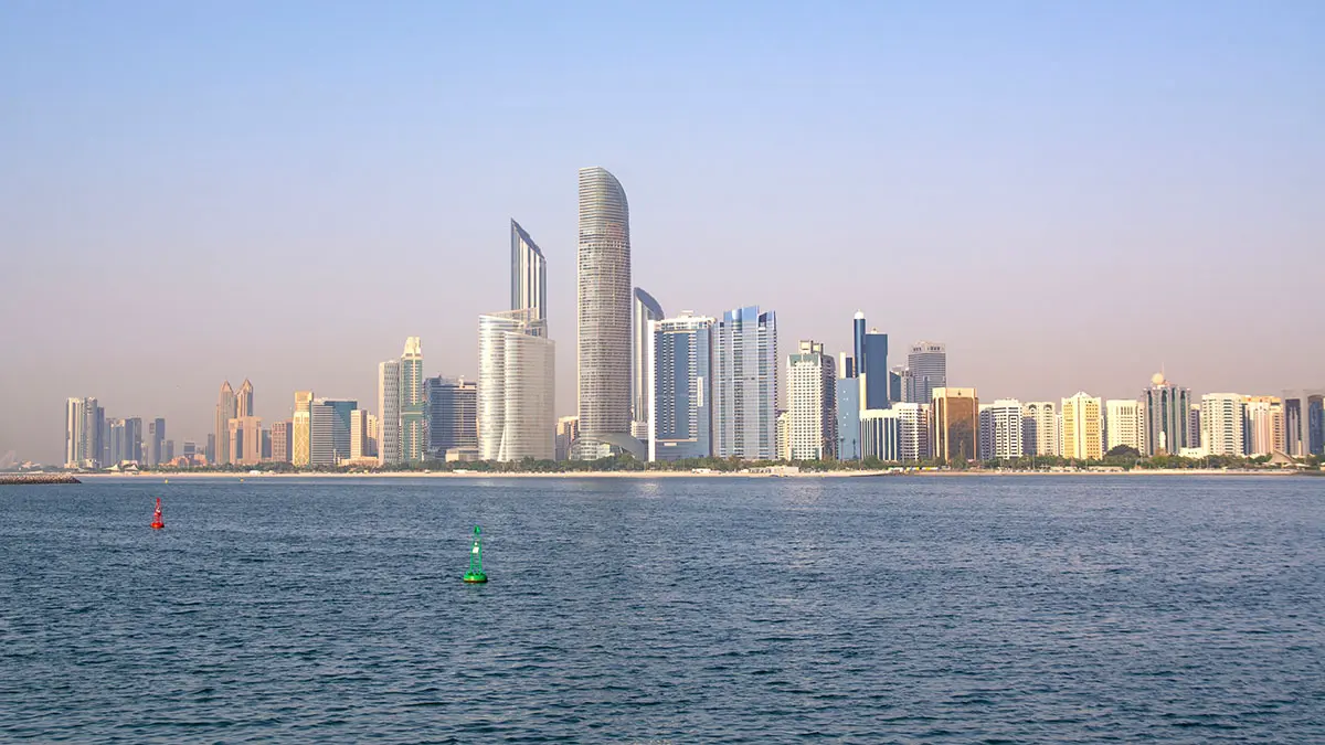 Один человек погиб в Абу-Даби после падения ракеты на гражданский автомобиль