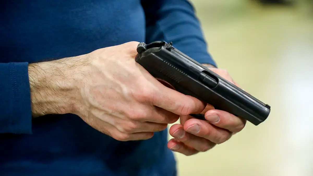 Полиция разыскивает мужчину, который с пистолетом хотел войти в подъезд в Химках