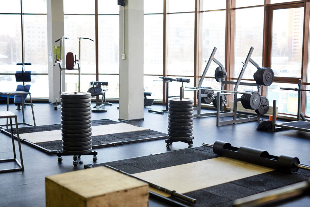 Интерьер пустого тренажерного зала