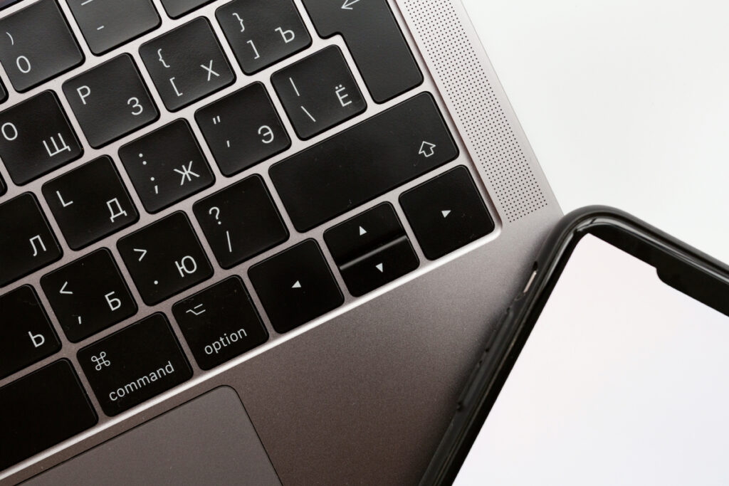 Клавиатура ноутбука и телефон