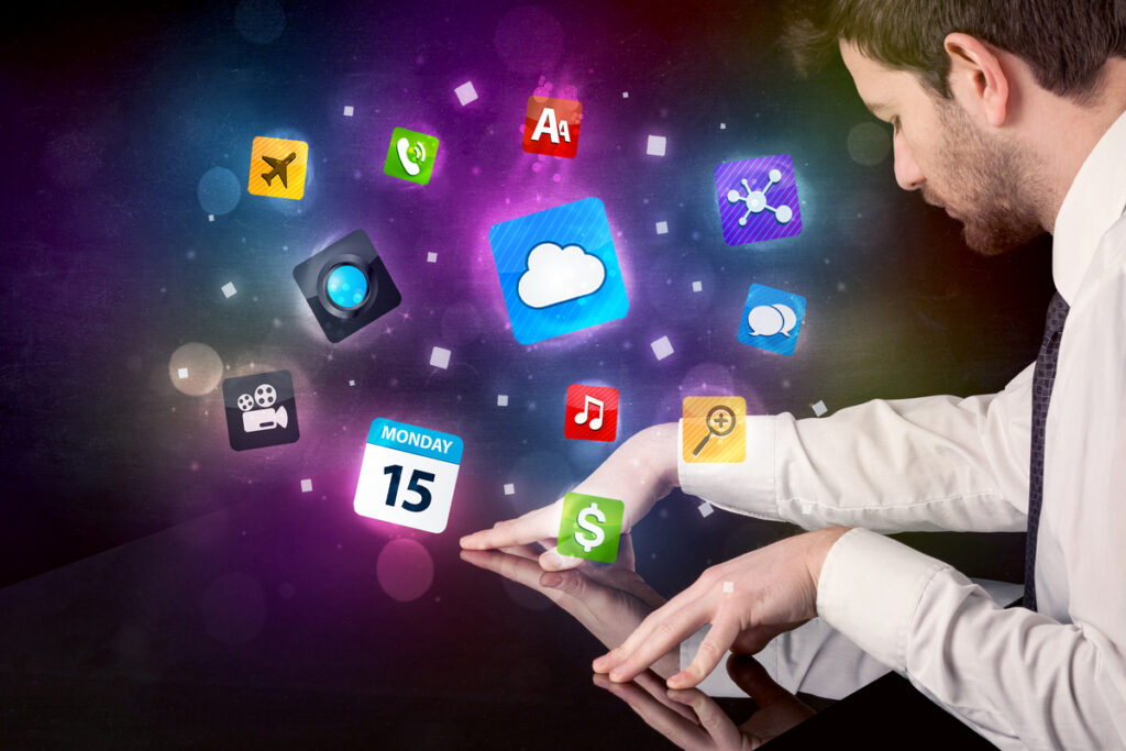 Мужчина взаимодействует с плавающими значками приложений