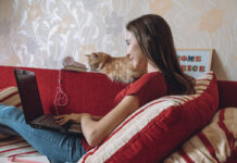 Как выбрать свой формат работы? Девушка-фрилансер, работающая из домашнего офиса с ноутбуком и кошкой