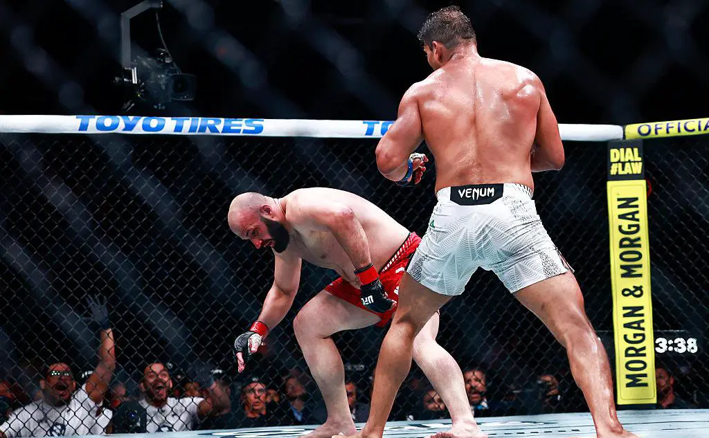 Азамат Мурзаканов и Пауло Коста ( Carmen Mandato / Getty Images)