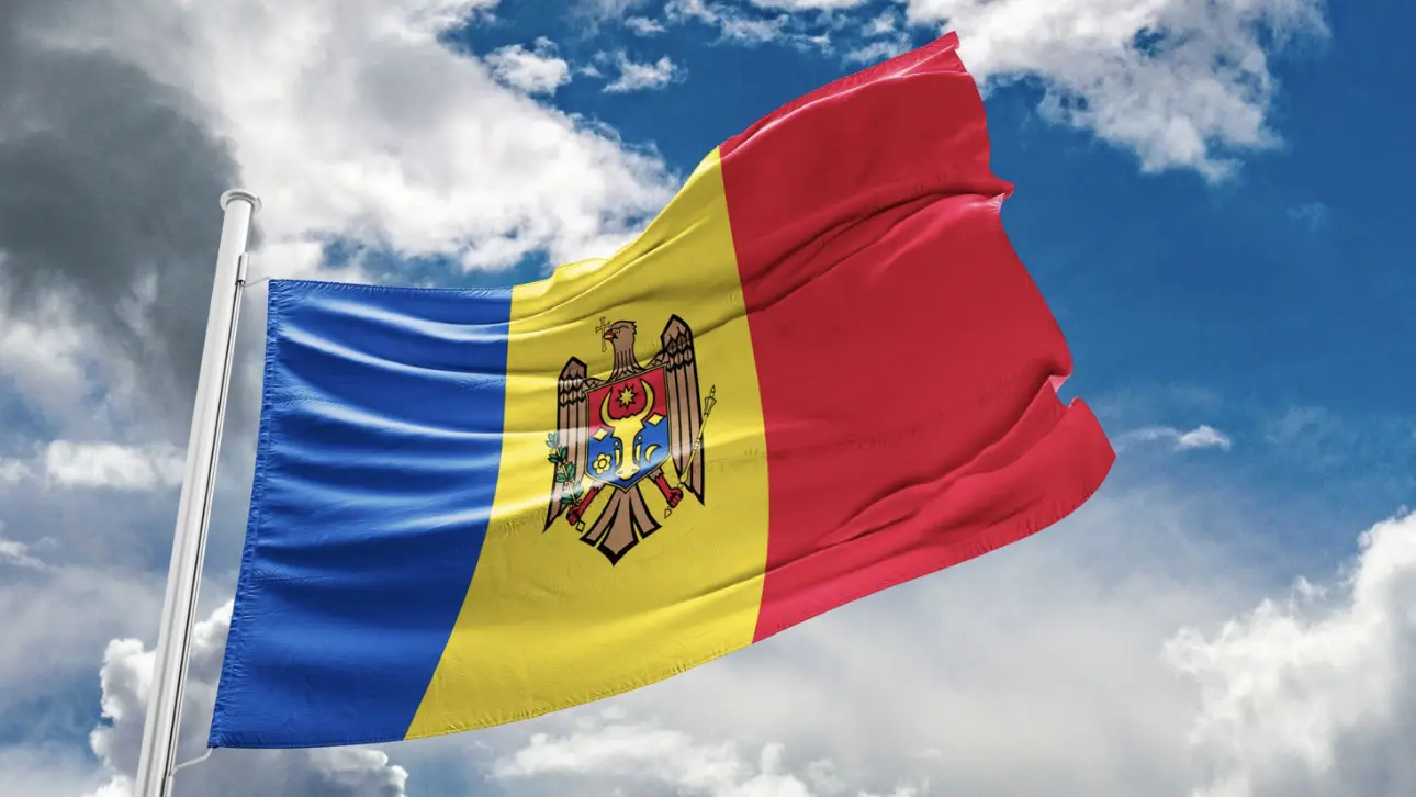 СМИ: В центре Кишинева беспилотник упал на крышу жилой многоэтажки