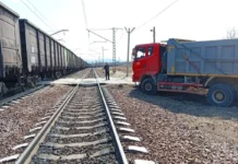 ДВЖД: Столкновение грузовика с поездом в Приморье, пострадавших нет dvzhd stolknovenie gruzovika s poezdom v primore postradavshih net-pux-su-0