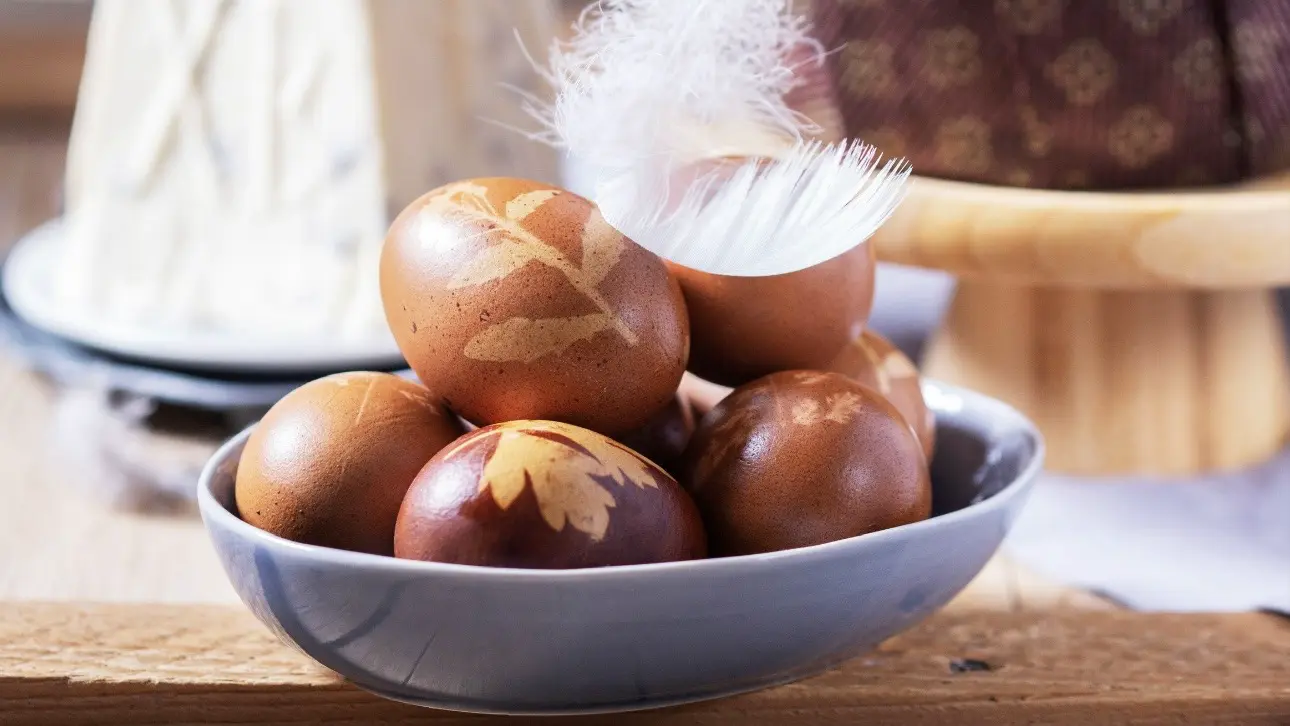 Сколько можно хранить вареные крашеные яйца