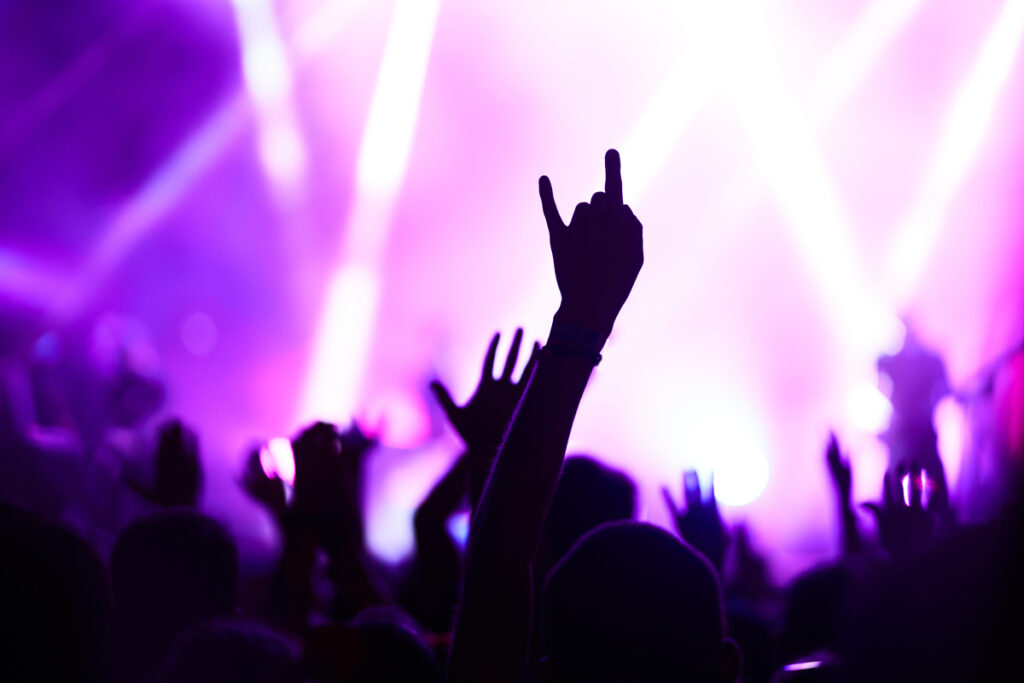 Фанаты наслаждаются рок-концертом в свете фонарей