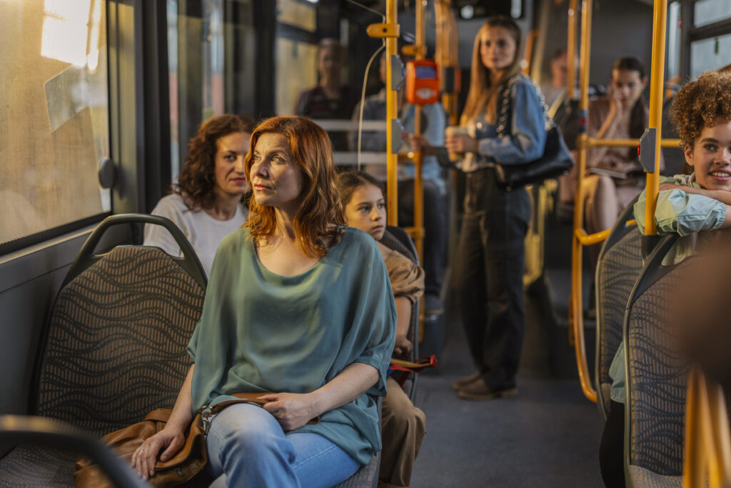 Группа пассажиров, путешествующих в городском автобусе