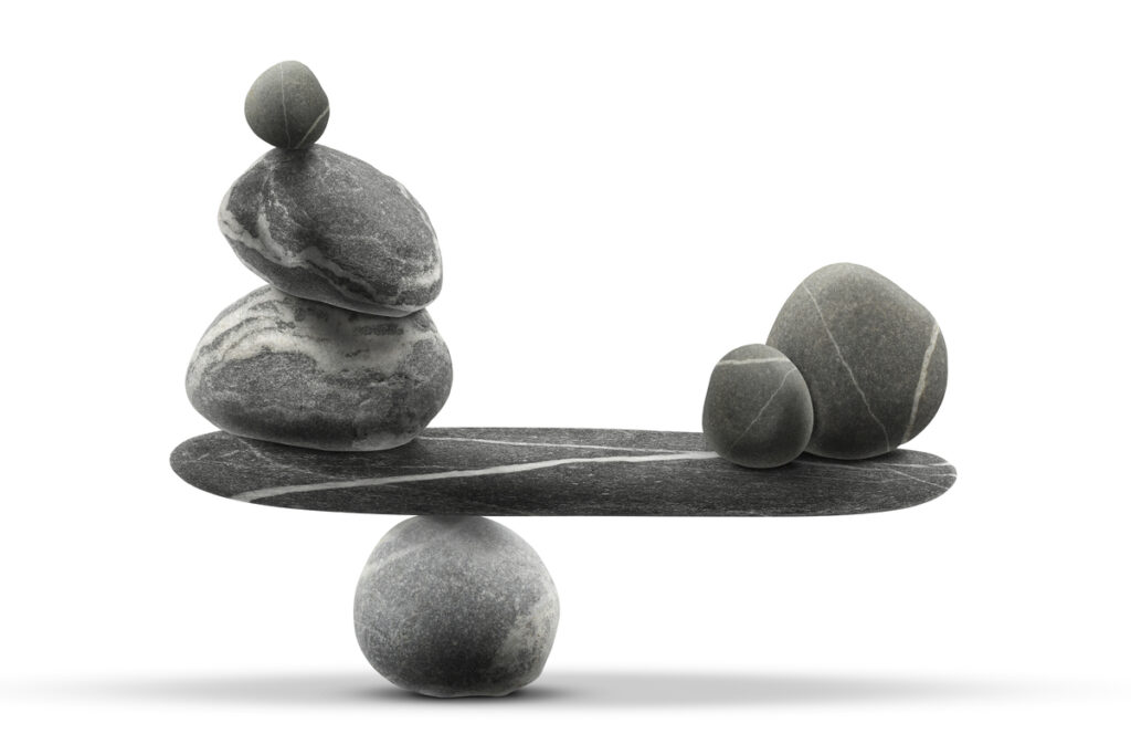 Камни, положенные друг на друга, балансируют