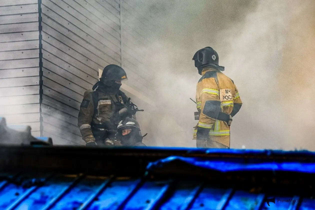 Огнеборцы ликвидировали пожар на рынке во Владивостоке Евгений Кулешов, ИА PrimaMedia