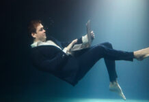 Где проходит граница между интересом и зацикленностью Мужчина использует ноутбук под водой в деловом костюме