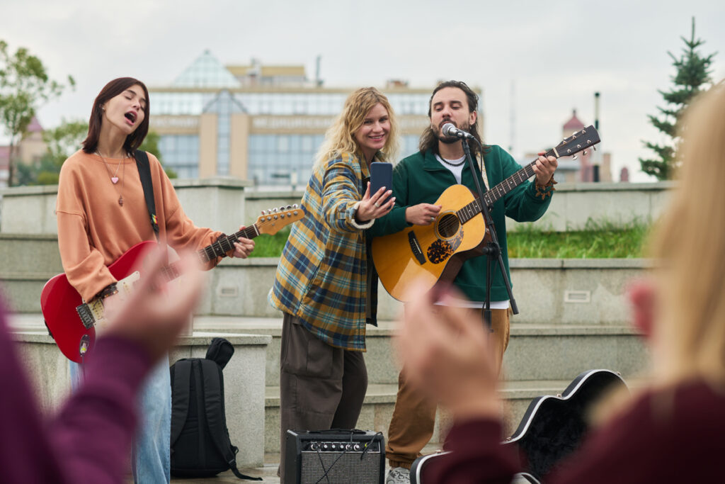 Музыкальное трио выступает на открытом воздухе