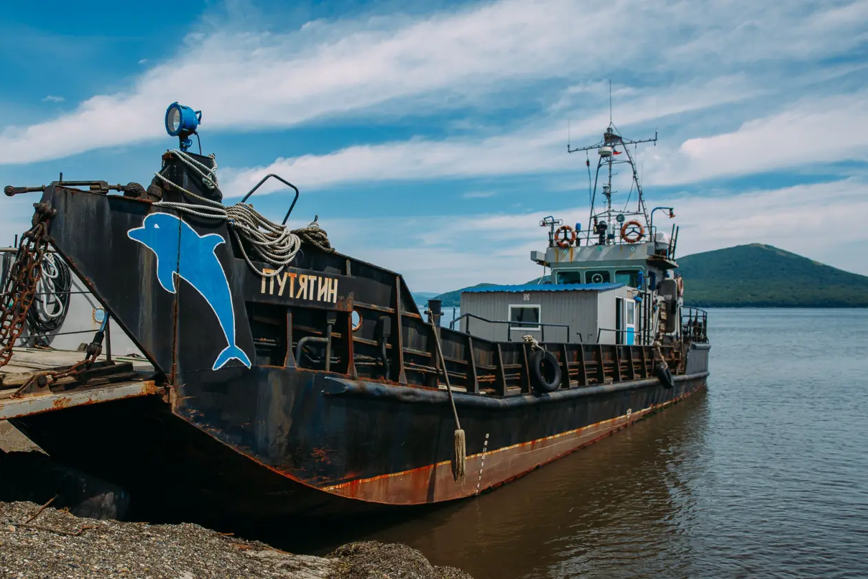 Баржа на Путятин ИА PrimaMedia