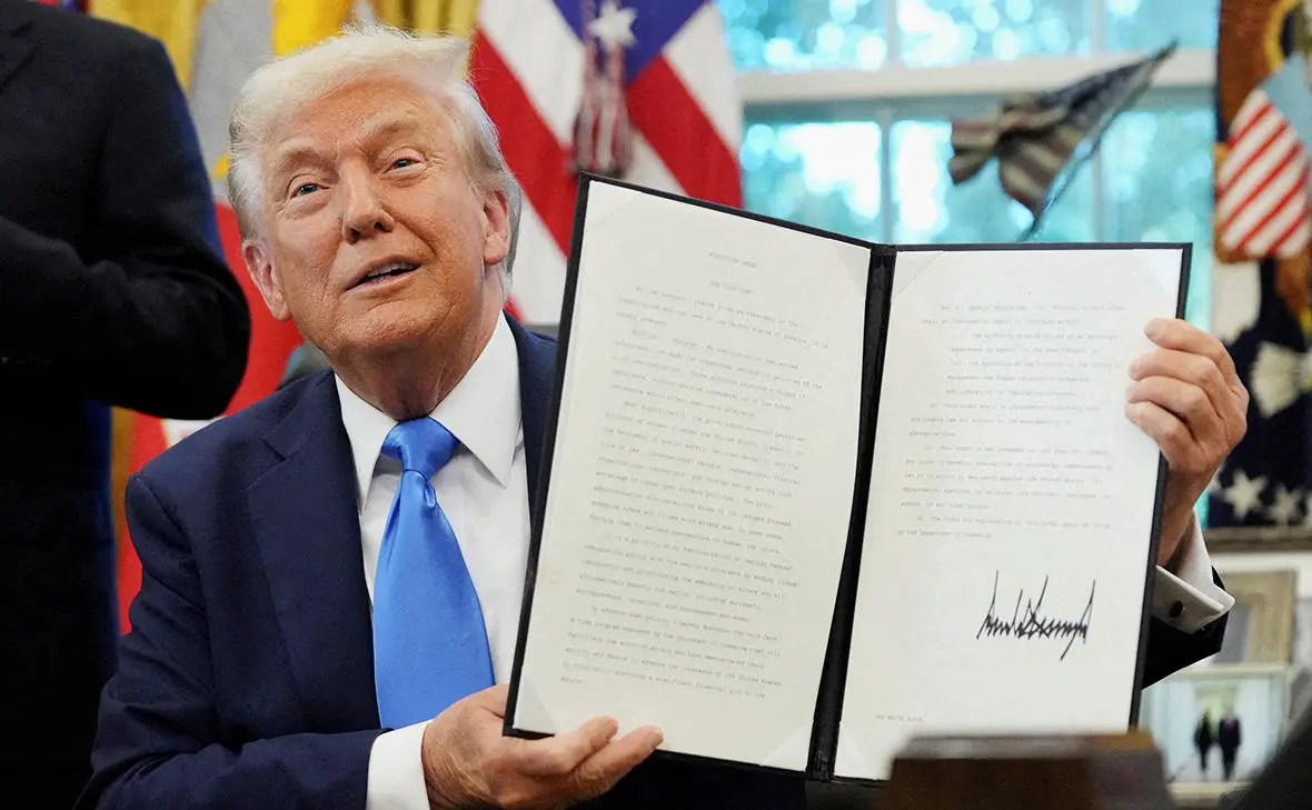 Дональд Трамп демонстрирует подписанный указ о  Золотой визе  в Овальном кабинете Белого дома в Вашингтоне, США, 19 сентября 2025 г. (Ken Cedeno / Reuters)