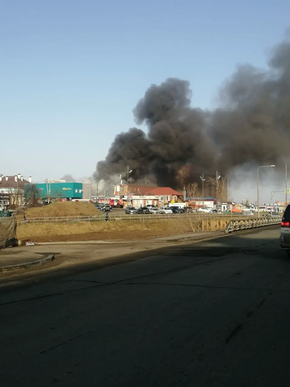 Пожар охватил рынок в районе Детского парка во Владивостоке ИА PrimaMedia