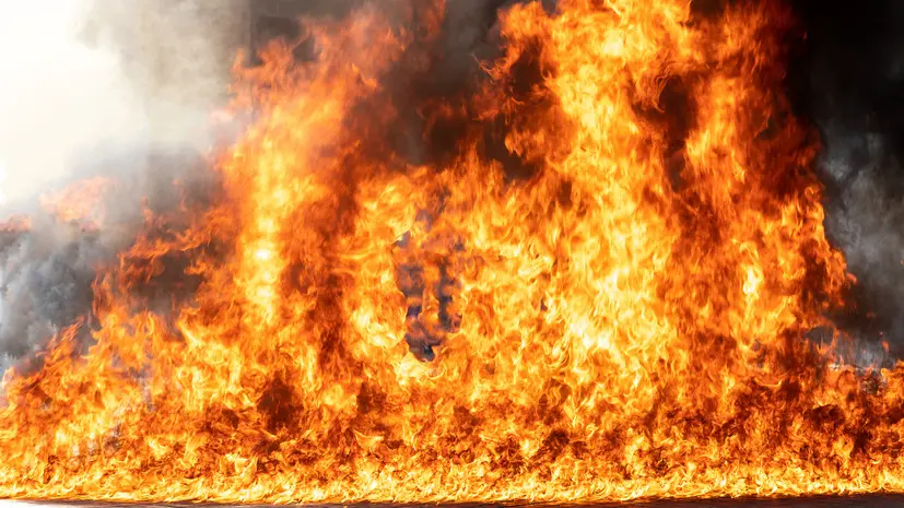 В аэропорту Кувейта вспыхнул крупный пожар после атаки иранских беспилотников