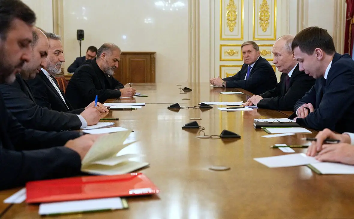 Аббас Арагчи (третий слева) и Владимир Путин (второй справа) (Дмитрий Ловецкий / Reuters)