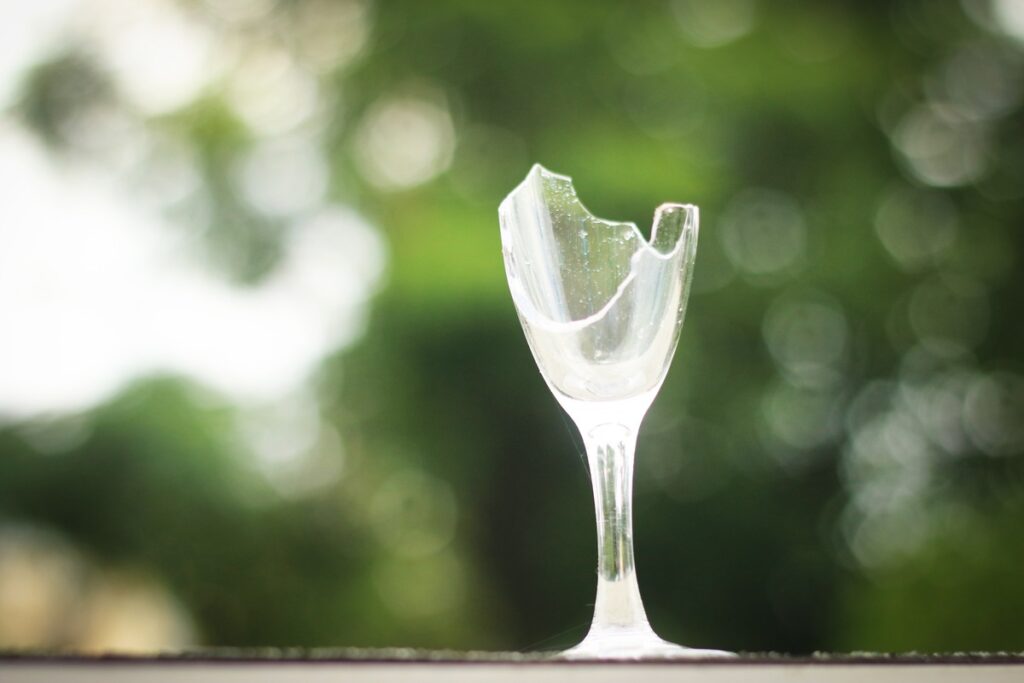 Разбитый бокал