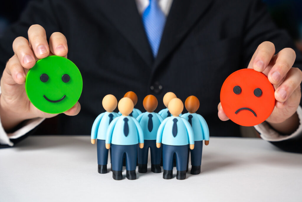 Семь маленьких фигурок в одинаковых костюмах, весёлый и грустный смайлик