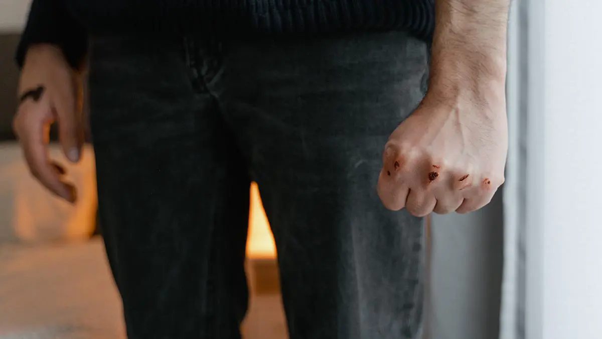 Трое молодых людей избили мужчину около ТЦ в Сергиевом Посаде