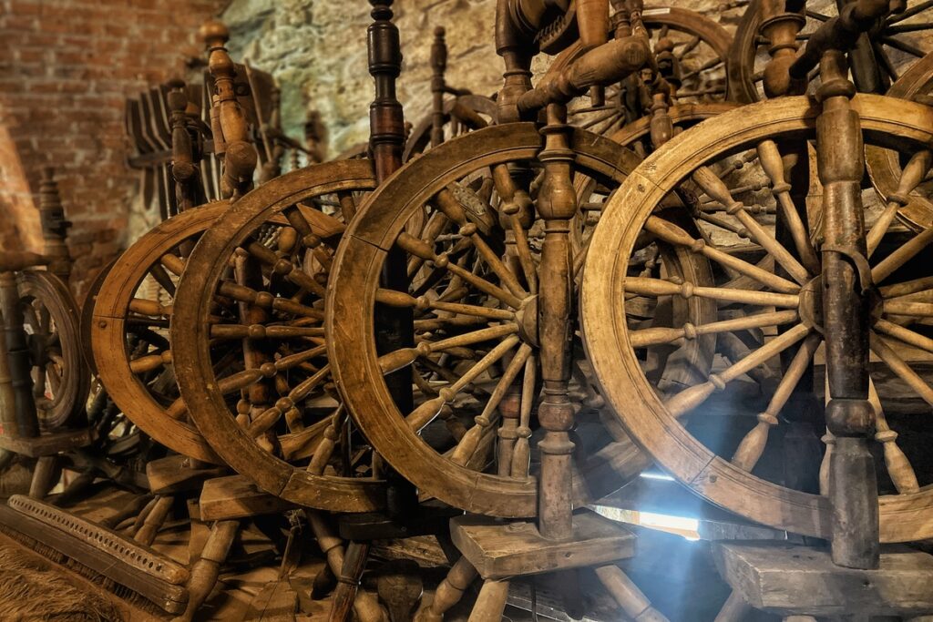 Старые деревянные прялки
