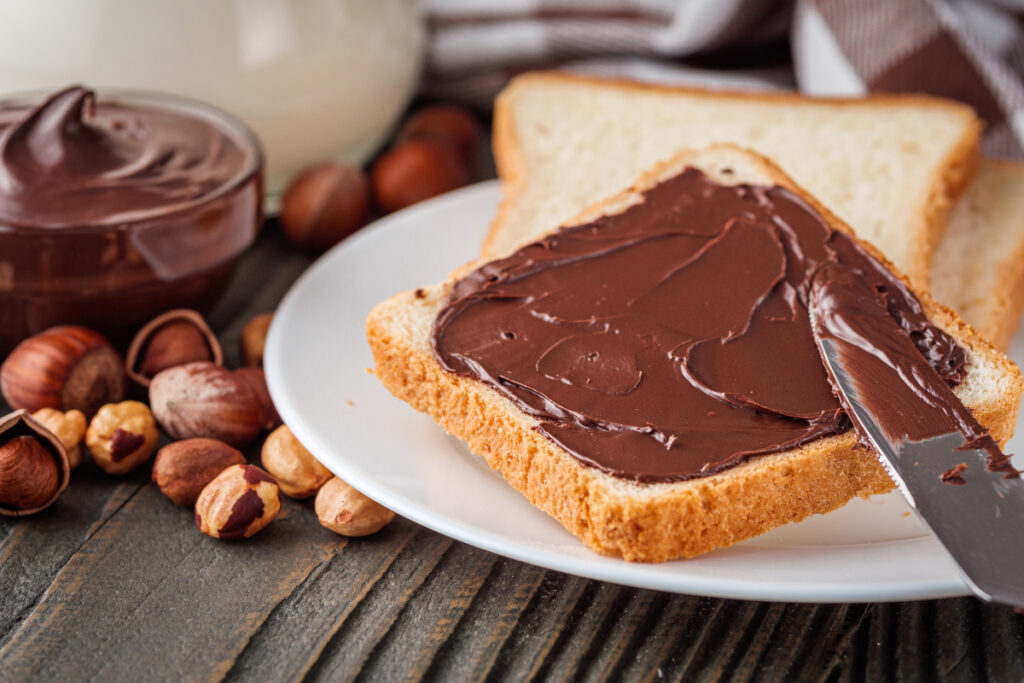 Тост с шоколадной пастой и фундуком
