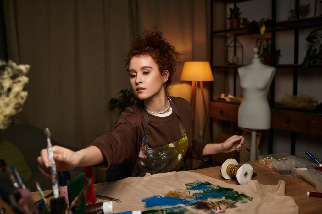 Творческая молодая женщина занимается рукоделием в мастерской