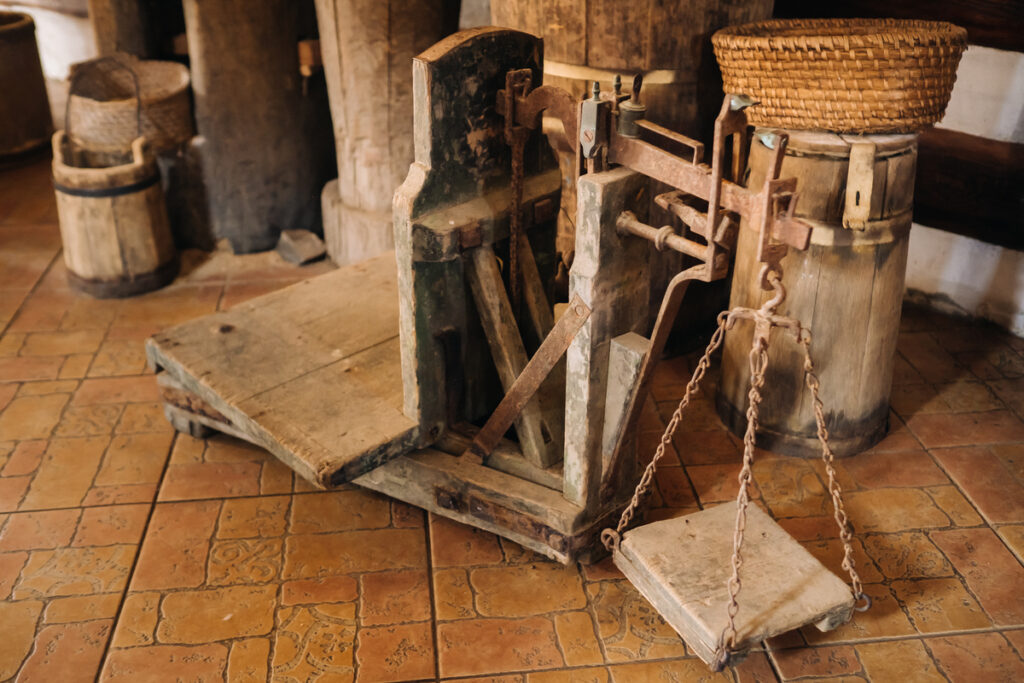 Винтажные деревянные весы с корзиной и ведрами
