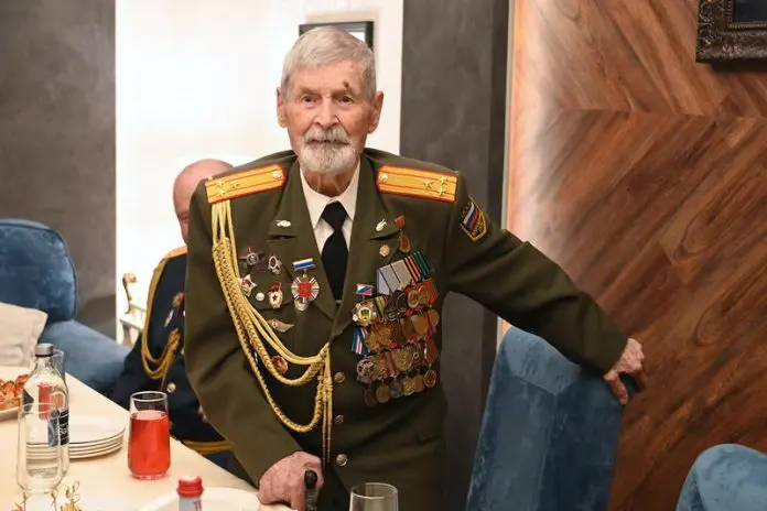 Денис Паслер тепло поздравил Дмитрия Суворова из Екатеринбурга со 100-летием-0