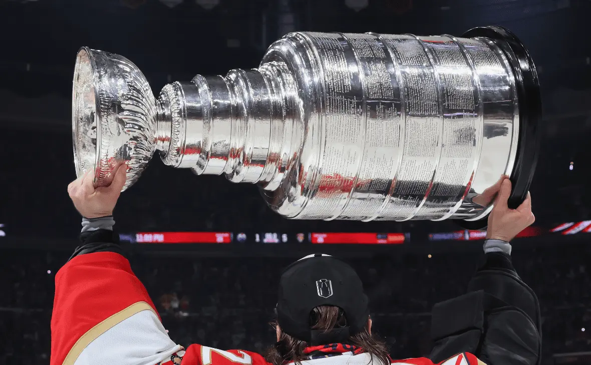 Российский вратарь Сергей Бобровский с Кубком Стэнли ( Bruce Bennett / Getty Images)
