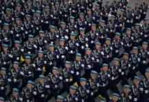 kursanty i voennye kndr na krasnoj ploshhadi  parad pobedy nachalsya-pux-su-0