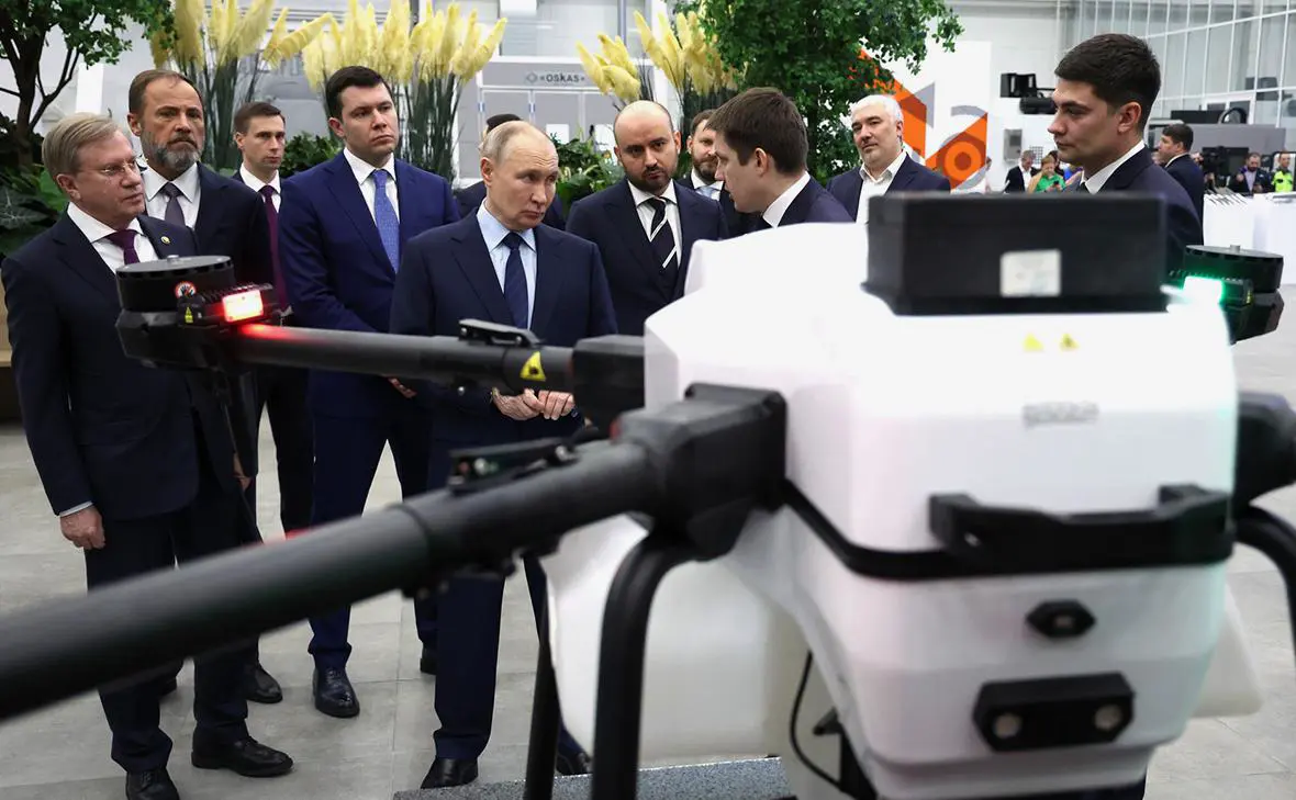 Владимир Путин (в центре) (Администрация Президента России)