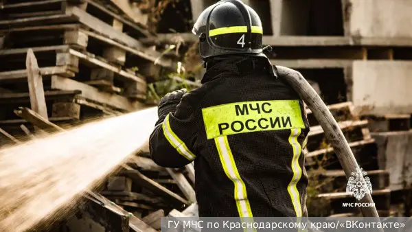 Падение обломков БПЛА вызвало пожар на нефтебазе в Краснодарском крае