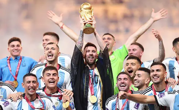 Лионель Месси и футболисты сборной Аргентиы после победы на чемпионате мира 2022 года (Julian Finney / Getty Images)