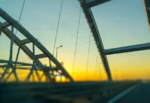 Многочасовые заторы сковали Тамань и Керчь, Крымский мост под угрозой mnogochasovye zatory skovali taman i kerch krymskij most pod ugrozoj-pux-su-0