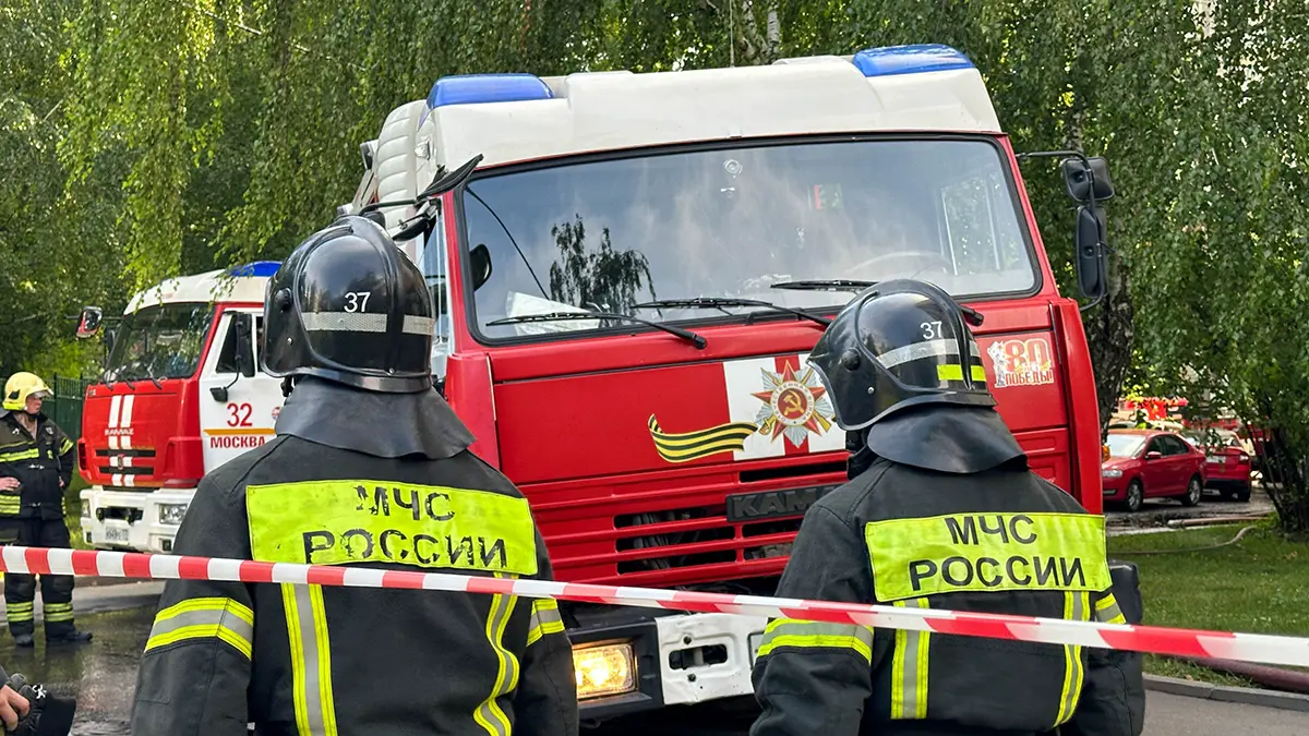 Двухэтажное здание загорелось на Елисаветинском рынке в подмосковном Подольске