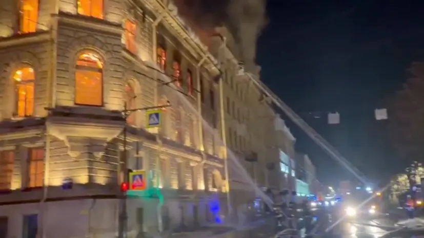Площадь пожара в центре Петербурга выросла до 2000 квадратных метров