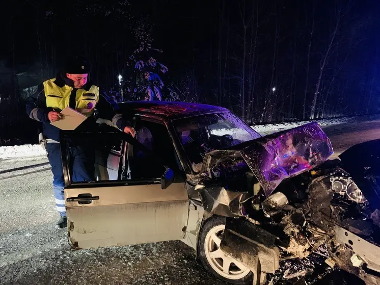 Около Заречного в лобовом столкновении машин пострадала женщина