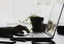 Инна Филиппова из SOK считает, что к 2026 году удалёнка уменьшится inna filippova iz schitaet chto k 2026 godu udalyonka umenshitsya-journalrf-ru-0