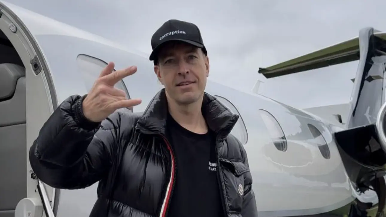 Разыскиваемого в России секс-коуча Лесли ограничили в родительских правах