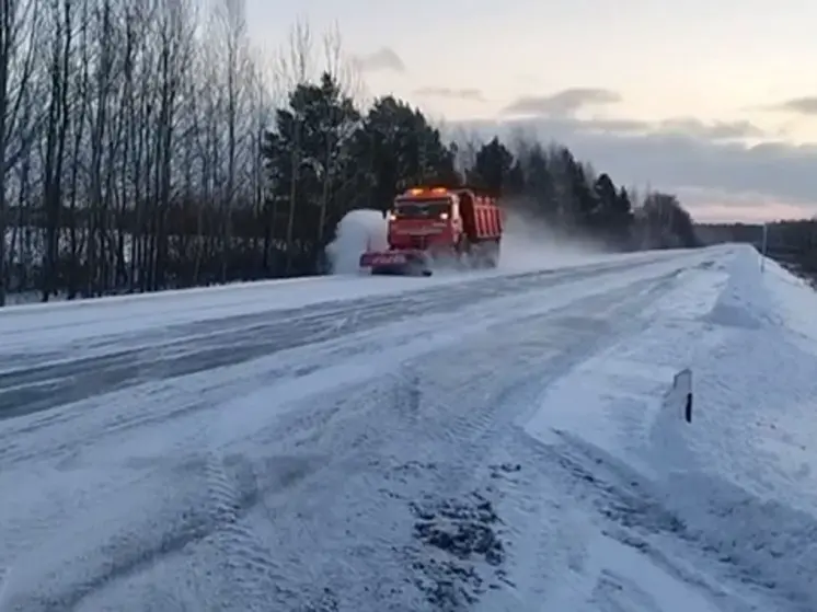 357 единиц спецтехники чистят дороги Свердловской области