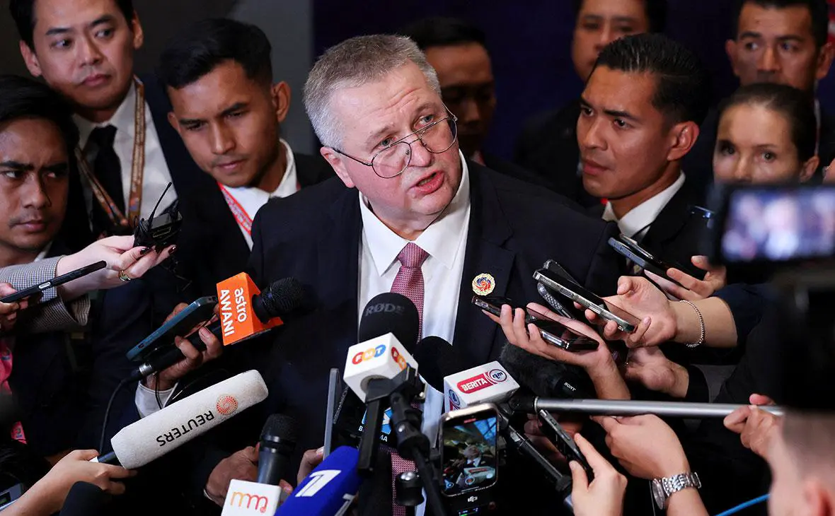 Алексей Оверчук выступает перед СМИ во время 47-го саммита Ассоциации государств Юго-Восточной Азии (АСЕАН) в Куала-Лумпуре, Малайзия, 27 октября 2025 года (Hasnoor Hussain / Reuters)