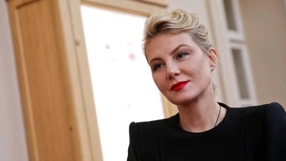 «Скучаю по России»: уехавшая в Париж Литвинова поздравила фанатов с Новым годом